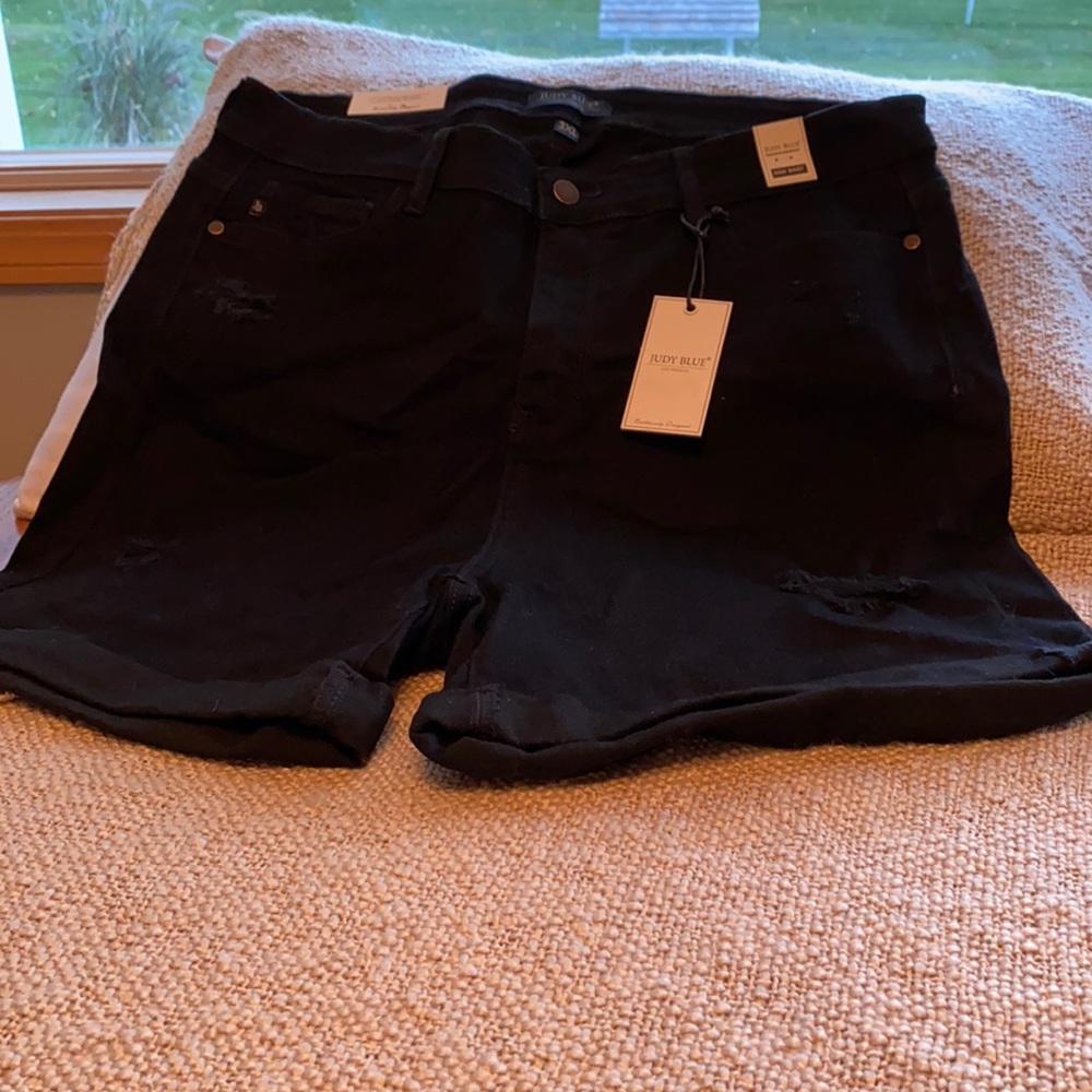 Adorable Judy Blue black jean shorts